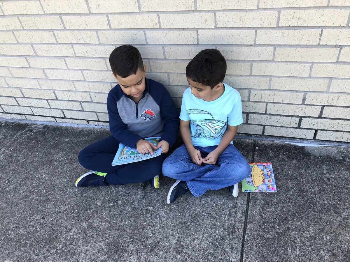 MrsRuizPK's tweet photo. With such a beautiful day we had to take advantage of it and read outside #buildingfuturereaders #outdoorreading #bearkatbest #bearkattribe @MrsLuzAcosta @BlackBearkats https://t.co/LzUA6hVoc3