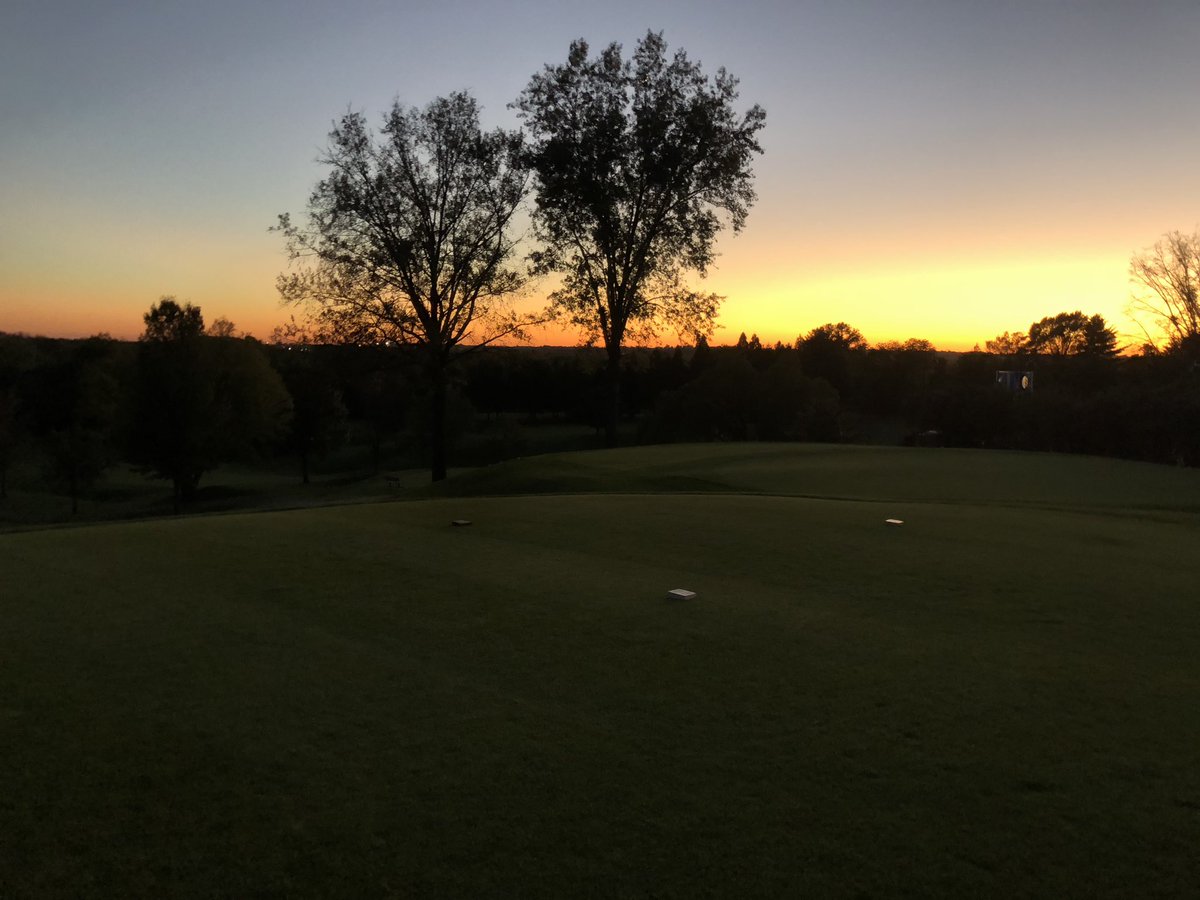 KB21ICE's tweet photo. Practice session at ECC with my @scottycameron gamer was on point tonight. Fall golf is the best golf! #ecc #evansvillecountryclub #scottycameron #gss #touruseonly #circlet #newport2gss #titleistprov1x #titleist #fallgolf๐๐ https://t.co/hhQ0Ex5KK9