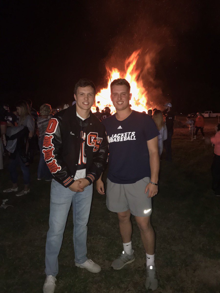 M_L_O_W_E's tweet image. Bonfire #homecoming2018 #camtheman #juniorYr