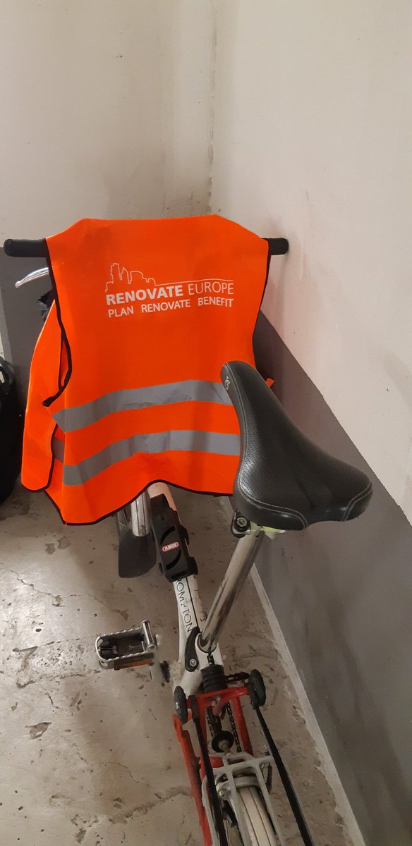QuentindeHults's tweet photo. Well done @RenovateEurope! Now I'm also promoting renovation when cycling in Brussels 👍🚴‍♂️🏠
#sandwichman 🤣
Both good for health &amp; planet 🌍
#SafetyFirst 👷‍♂️ in 🚴‍♂️&amp;🏠! 😉
#REDay2018 #BikeforBrussels #biketowork #CleanAir #Tw4SE https://t.co/eGxU5g77dc