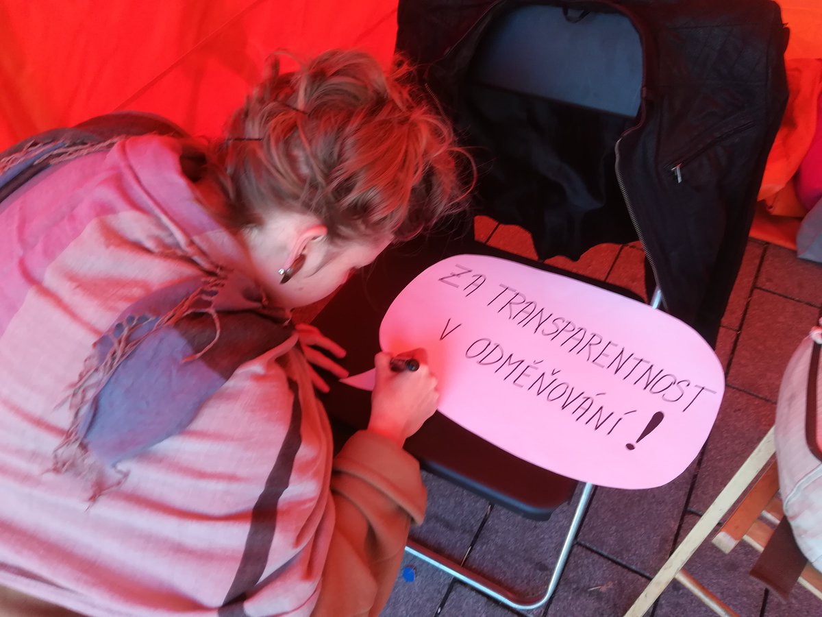 NESEHNUTI's tweet photo. V Brně na náměstí Svobody jsme pro vás rozbalily infostánek! Přijďte si nabrat informační materiály nebo si s námi popovídat o příjmové (ne)rovnosti nebo se informovat, kde všude dnes dostanete 22% slevu. Budeme zde až do 16:00. :)
#budmefer #equalpayday2018 https://t.co/BwK1q7hL8P