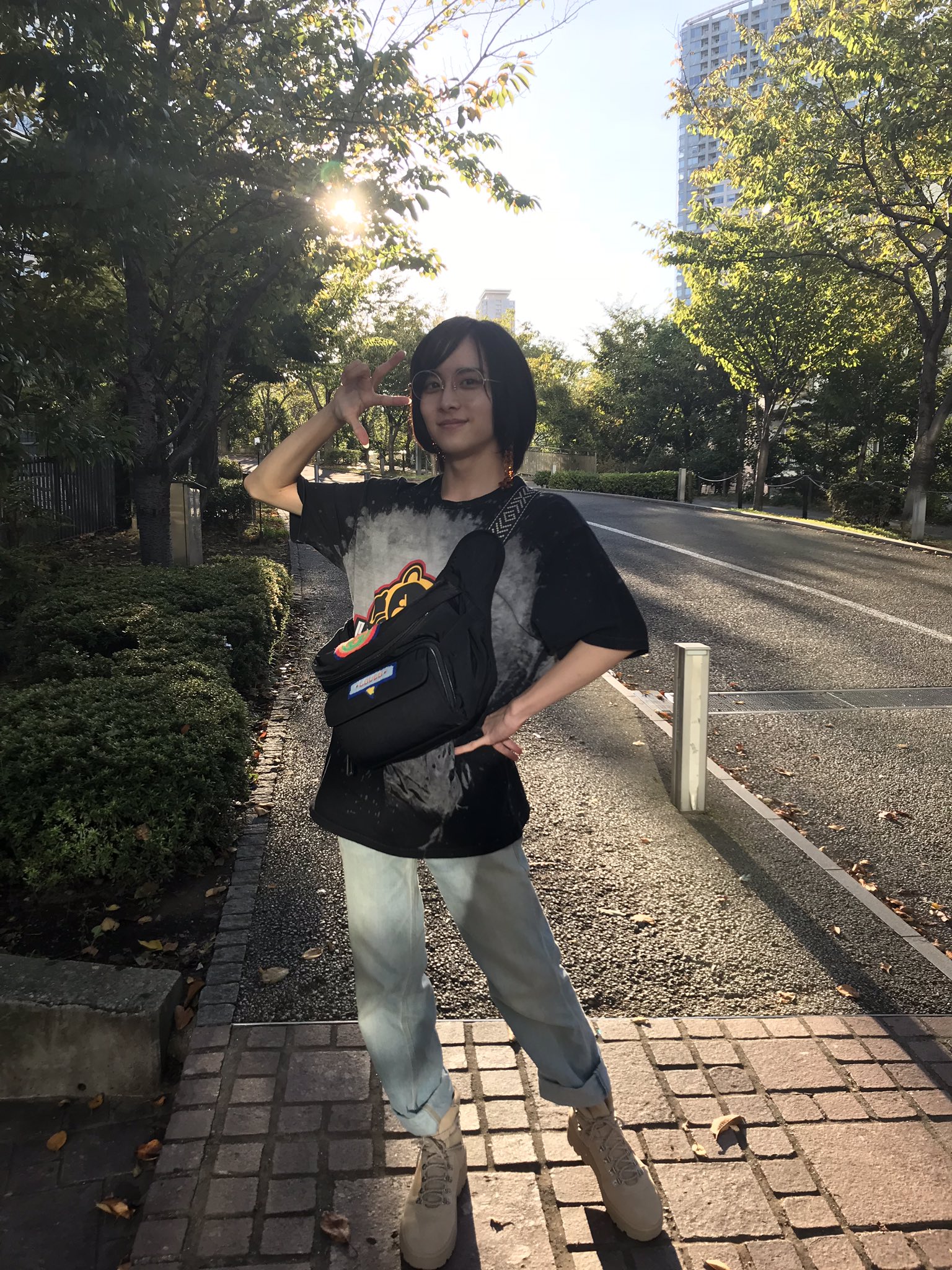 板垣李光人 スタッフ もうすっかり秋めいて紅葉 の季節になってきましたね 皆さまいかがお過ごしでしょうか 今日の板垣です 見覚えのある坂道で メガネをお供に どなたかのポーズを真似しています 昨日のことのようです T Co