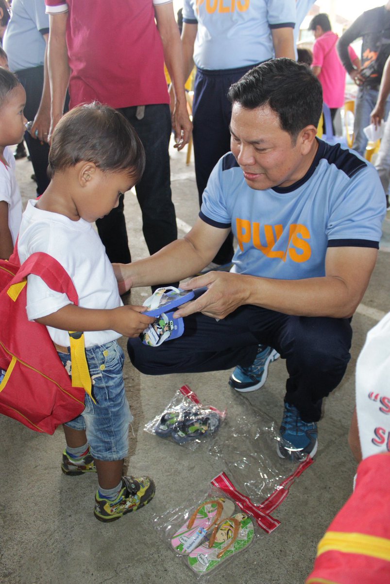 pio_sdsppo's tweet photo. Community Outreach Program for Peace at Barangay Maitom, Tandag City spearheaded by PCSUPT GILBERTO DC CRUZ, RD PRO 13 together w/ PSSUPT FRANCISCO D DUNGO JR, PD SDSPPO, PCINSP RAY Q SORREDA,  OIC of Tandag City PS and LTCOL XERXES TRINIDAD the Commanding Officer of 36th IB, PA. https://t.co/LQXdBKi3EX