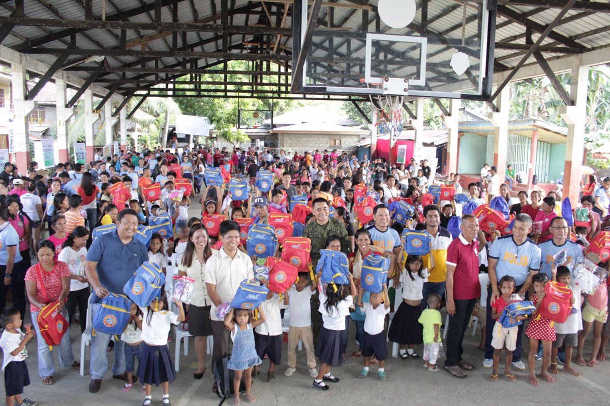 pio_sdsppo's tweet photo. Community Outreach Program for Peace at Barangay Maitom, Tandag City spearheaded by PCSUPT GILBERTO DC CRUZ, RD PRO 13 together w/ PSSUPT FRANCISCO D DUNGO JR, PD SDSPPO, PCINSP RAY Q SORREDA,  OIC of Tandag City PS and LTCOL XERXES TRINIDAD the Commanding Officer of 36th IB, PA. https://t.co/LQXdBKi3EX