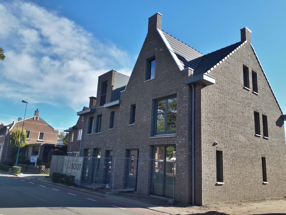 Plaats J #Dongen, we hebben 9 #patiowoningen opgeleverd. 2 onder 1 kap en 5 #rijwoningen volgen #binnenkort!
