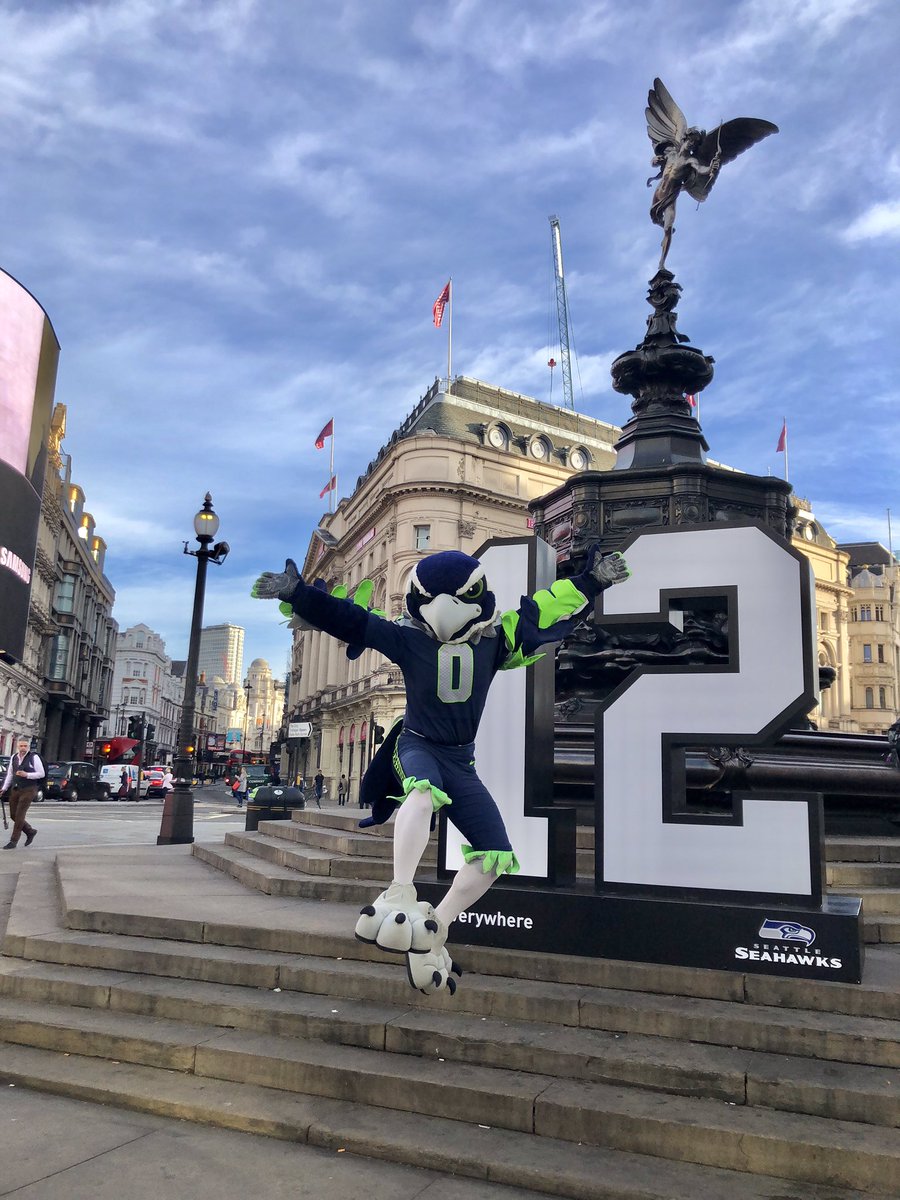 BlitzTheSeahawk's tweet photo. Jumping into BLUE FRIDAY at Piccadilly Circus!  #GoHawks #nfluk #TGIBF #NFL #20yearsofblitz #London #SeaVsOak #12sEverywhere https://t.co/Gjzg46ATOQ