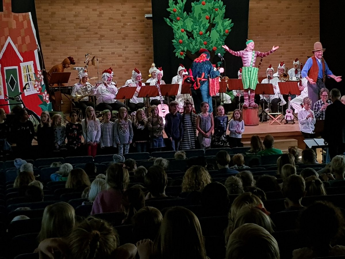 Proppfullt i Christinaskolans aula, öns förskoleklasser och åk 1-2. Tre föreställningar, Musikskolan o Blåsarsymfonikerna. #lkf #lidingomusikskola