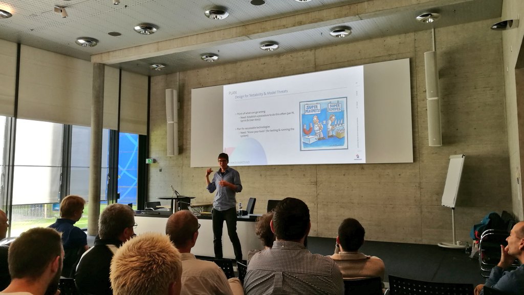 ...weiter geht's mit einem Security-Talk: @maennelpaennel steigt mit einem realen Bug Bounty Report ein und zeigt  Ansätze wie Pentests, Unit Tests & Threat Modelling, die helfen,  Bugs zu verhindern. #SDLC #securitychampion #SwisscomDevOps #DevSecOps #CoP @Swisscom_de