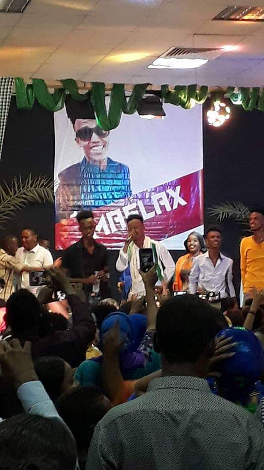 23Kidar's tweet photo. Le jeune artiste Maslax a réussi son coup de remplir la salle de la Corniche. Chansons patriotiques, chansons communautaires, danses traditionnelles et reprises de chansons cultes. #Djibouti https://t.co/sShZFMbmEM