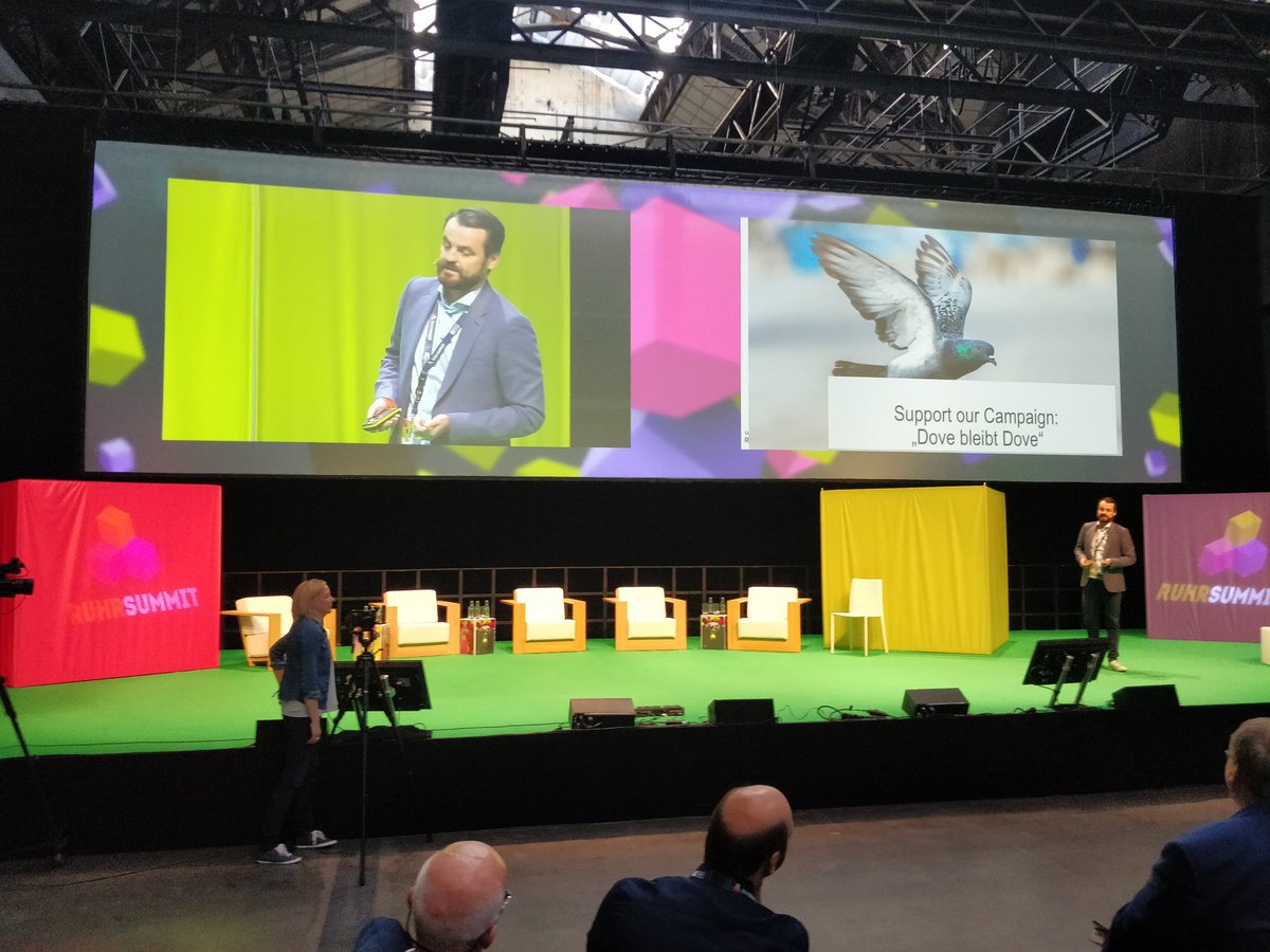 "Pitch around the world": am zweiten Tag des #rs2018 stellt Gründerkoordinator <a href="/ChrisMichNicht/">Christian Lüdtke</a> das Ruhrgebiet als Hotspot für Start-ups vor. @IRGmbH <a href="/RuhrHub/">ruhrHUB</a> <a href="/RuhrSummit/">ruhrSUMMIT</a> <a href="/ruhrgruender/">ruhrgruender.de</a> <a href="/startport_ruhr/">startport</a>