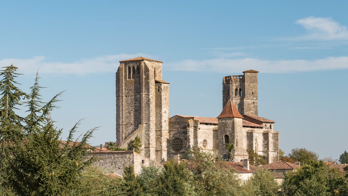 Coup de 💚 pour cette bastide du #gers en attendant de la voir d'en haut
#laromieu #gascognelomagne_tourisme #MagnifiqueFrance #occitanie