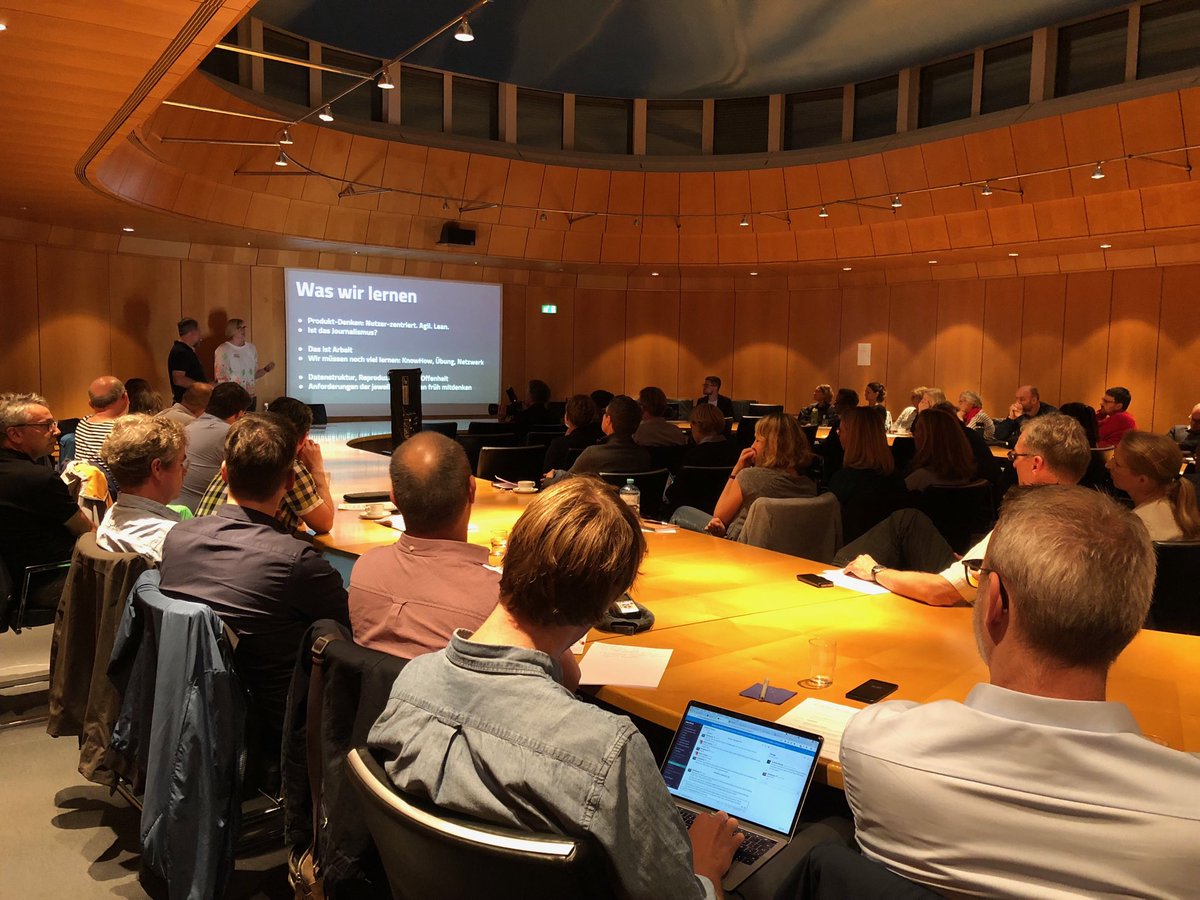 RainerStriewski's tweet photo. Full House: Beim gut besuchten WDR-Daten-Tag erläutern @schneipe und @pen1710, wie sie Datenjournalisnus in die Redaktionen bringen wollen. #ddj #wdrdata https://t.co/vv32Yw0k7u