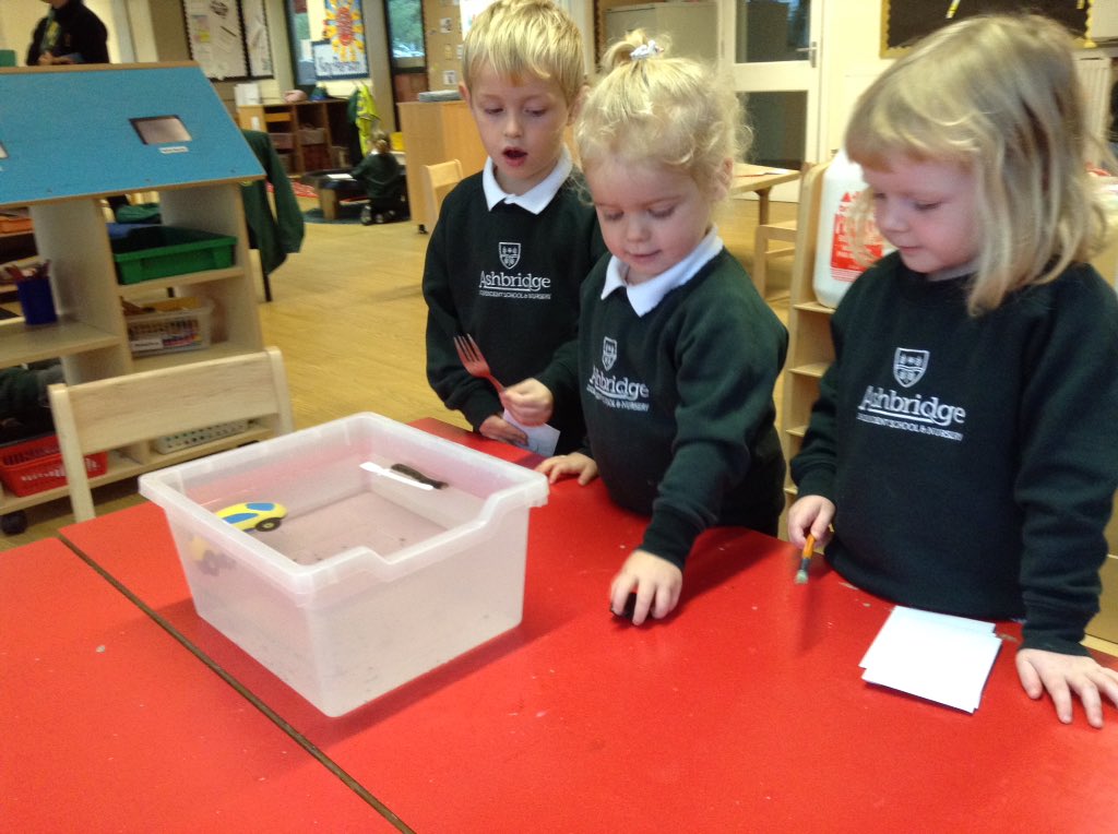 AshbridgeBadger's tweet photo. Experimenting with floating and sinking 💦 @ashbridgeschool #floatandsink #experimental https://t.co/epS090Pnde