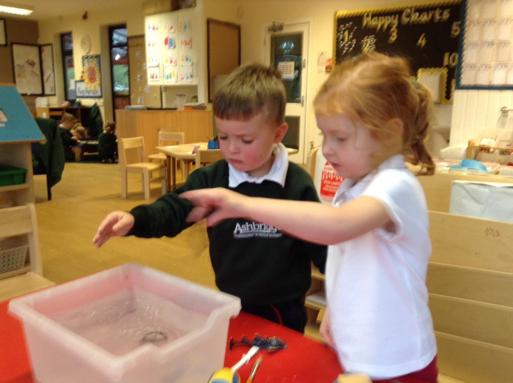 AshbridgeBadger's tweet photo. Experimenting with floating and sinking 💦 @ashbridgeschool #floatandsink #experimental https://t.co/epS090Pnde