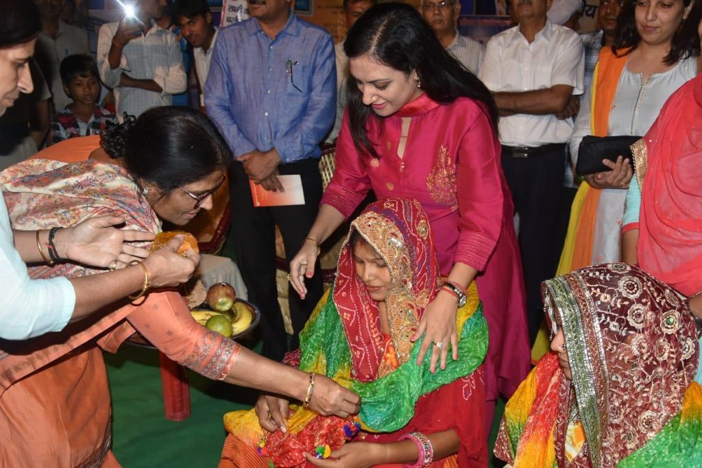 sonalgoelias's tweet photo. ‘Samwad Choupal’ as part of #SochPeDastak @RatriChoupal at Dhanirwas GP Salhawas; Godh Bharai; Felicitation of ‘local champions’; Mindset Change imperative to break Social Evils #SayNoToPardaPratha #SayNoToDowry&FemaleFoeticide #Jaagriti #ReduceGenderDisparity #PoshanAbhiyan https://t.co/201f6HSlqV