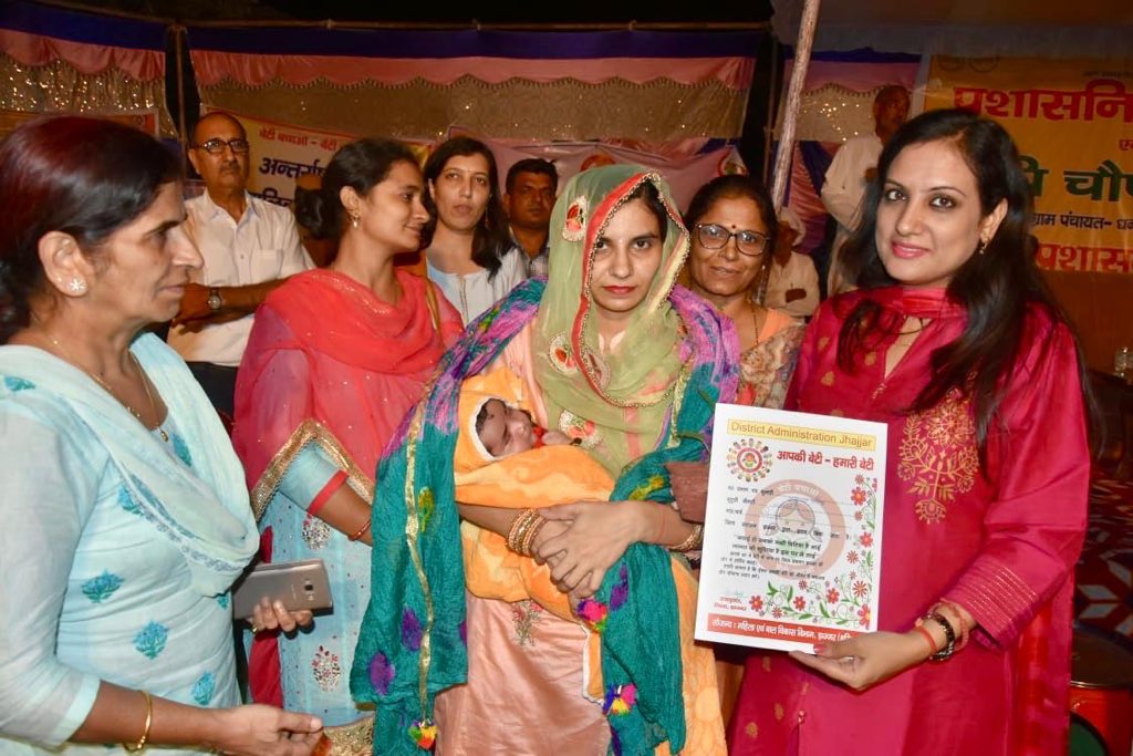 sonalgoelias's tweet photo. ‘Samwad Choupal’ as part of #SochPeDastak @RatriChoupal at Dhanirwas GP Salhawas; Godh Bharai; Felicitation of ‘local champions’; Mindset Change imperative to break Social Evils #SayNoToPardaPratha #SayNoToDowry&FemaleFoeticide #Jaagriti #ReduceGenderDisparity #PoshanAbhiyan https://t.co/201f6HSlqV