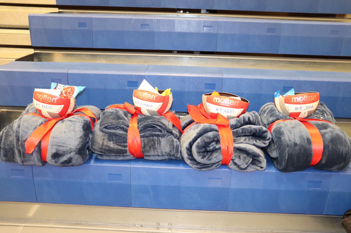 SLPVolleyball's tweet image. An incredible night honoring our seniors and a hard fought win!! #weloveourseniors #SLPvb