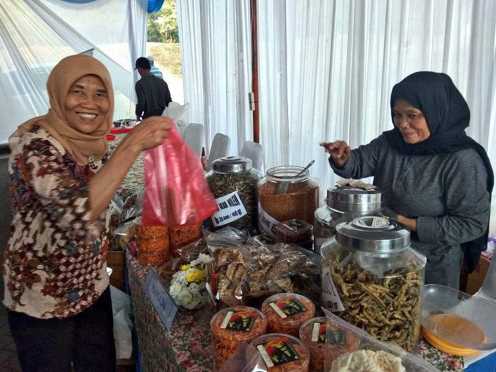 bbp3kp's tweet photo. Suasana bazar produk perikanan di acara Bursa dan Kontes Ikan Hias, di Raiser Ikan Hias Cibinong hari ini. Yukk merapat untuj belanja dan kuliner berbagai olahan hasil perikanan, dijamin sehat dan harganya hemat di kantong. @Ditjen_PDSPKP @RifkyHardijanto https://t.co/FYf2BnxMFL