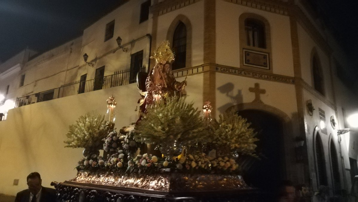 [#GloriasNS]
La Virgen del Rosario de @HdadHumeros alcanza la Puerta Real
#TDSCofrade 
📸 @javireguera1