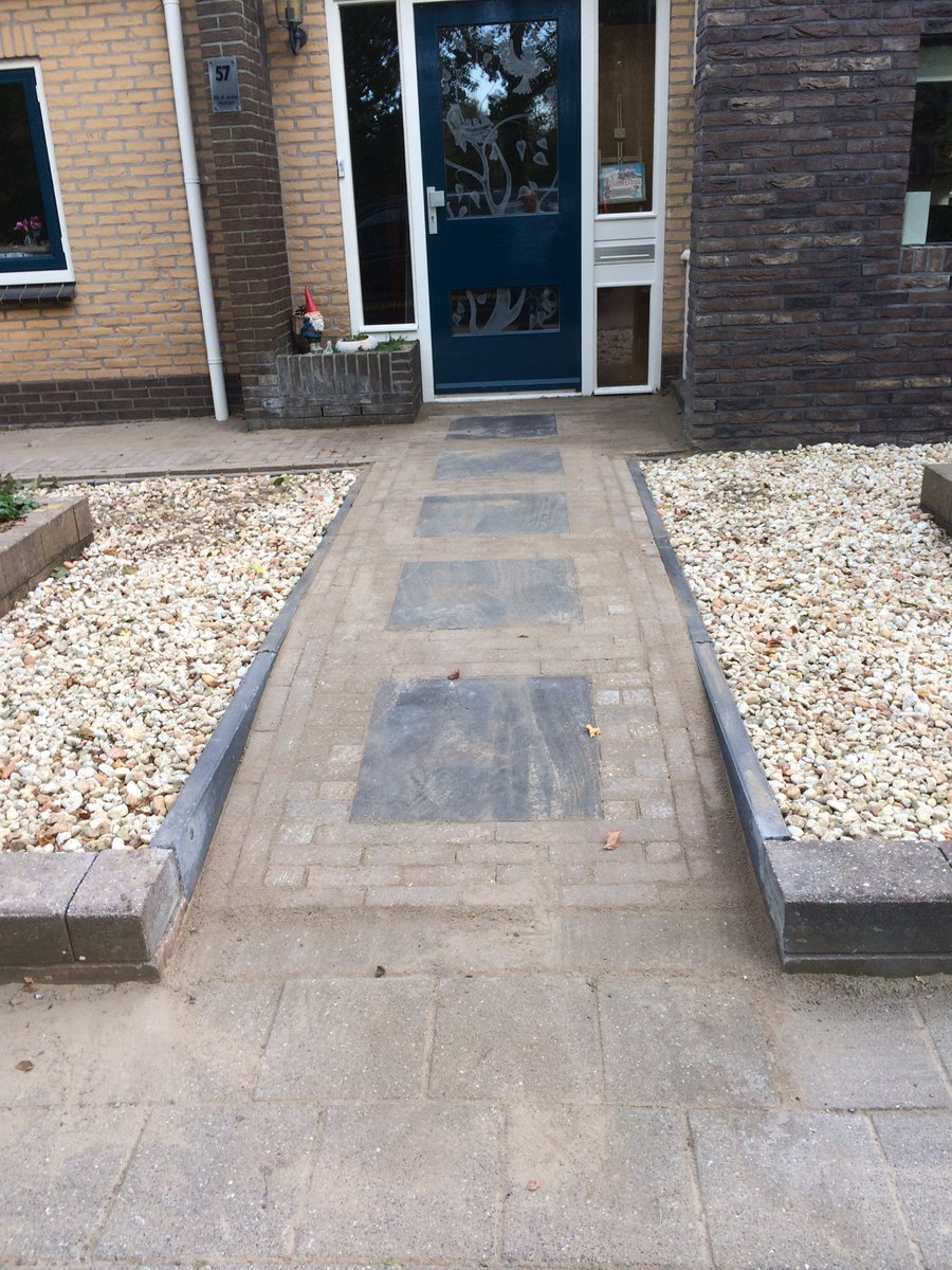 hiemstrabestrat's tweet photo. We hebben #weer een mooie klus #herstraat #tegels 60x60 in het #looppad en licht er in gemaakt https://t.co/FXOvgCQ2uY https://t.co/Am8nQTIgC7