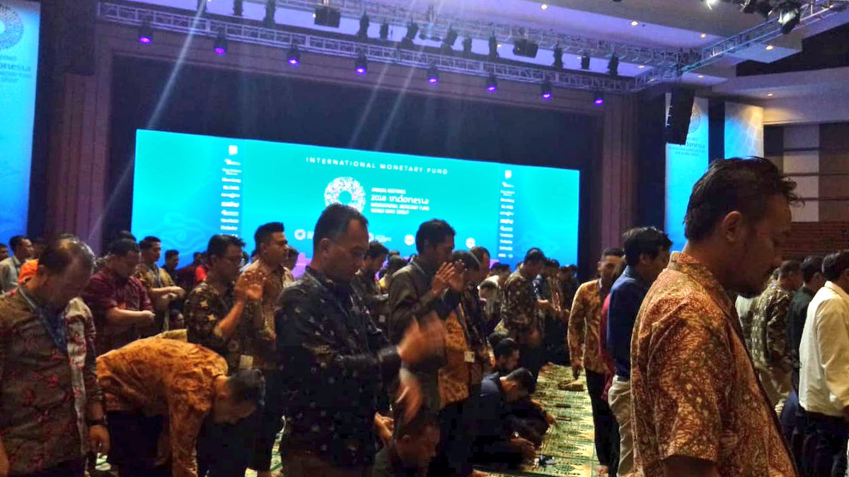 KemenkeuRI's tweet photo. #InfoKeu
Ditengah padatnya rangkaian kegiatan @AM2018Bali, para peserta dan delegasi muslim tetap melaksanakan ibadah solat Jumat. 

Solat Jumat di pimpin oleh Nazarudin Umar, seorang imam besar Masjid Istiqlal Jakarta, &amp; mantan wakil menteri agama.

#AM2018Bali #IndonesiaBangga https://t.co/7j8LGzRPZl