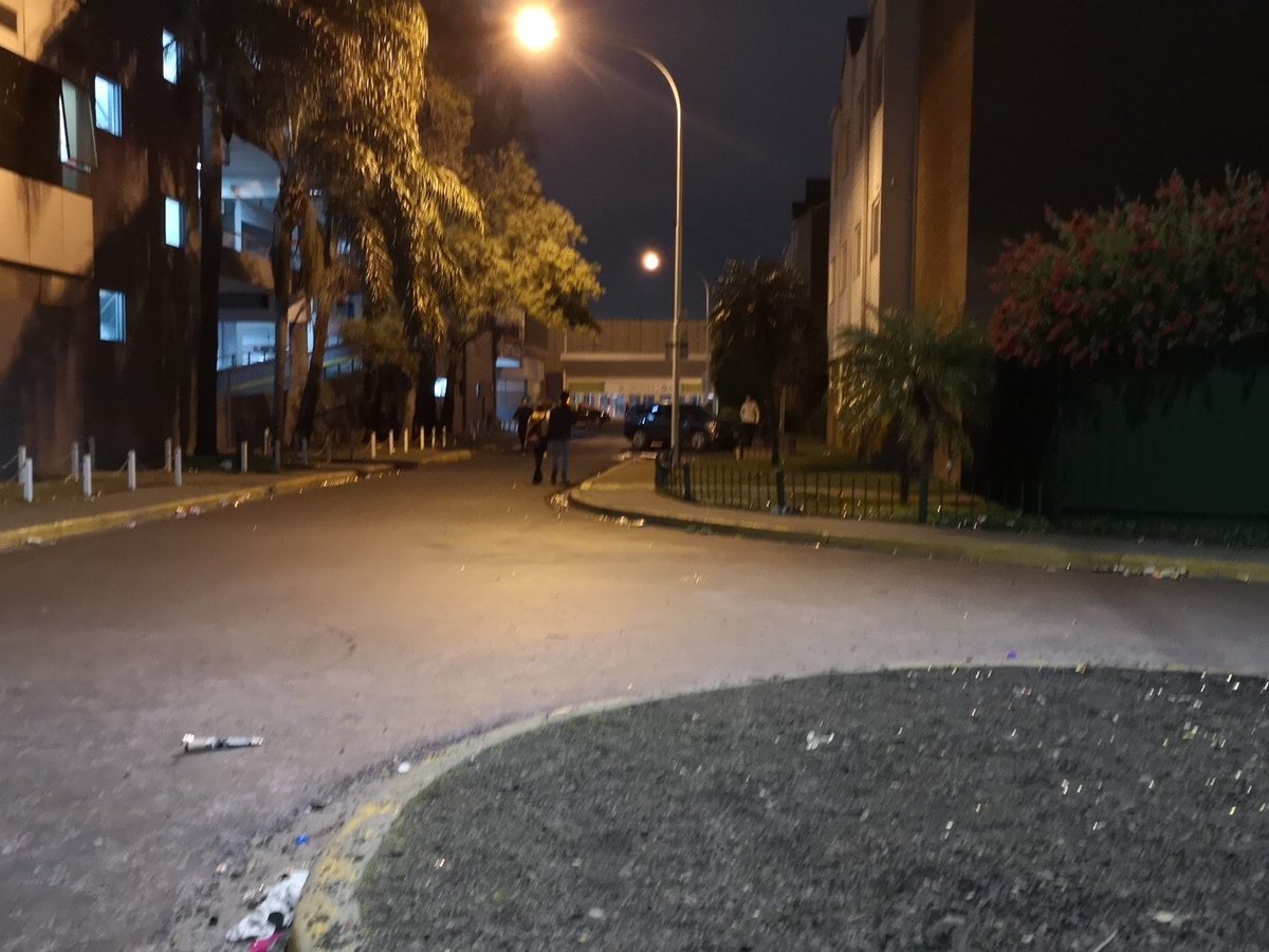 Puerta de Caix. Grupos de  padres rescatando hijos de otros que el lugar expulsa o no admite. Degradación humana. Mi hija baila adentro sin una gota de alcohol, pero esto es una emergencia nacional, se mueren los hijos sin padres. <a href="/horaciorlarreta/">Larreta</a> Cuántos deben morir. 
Nunca más.