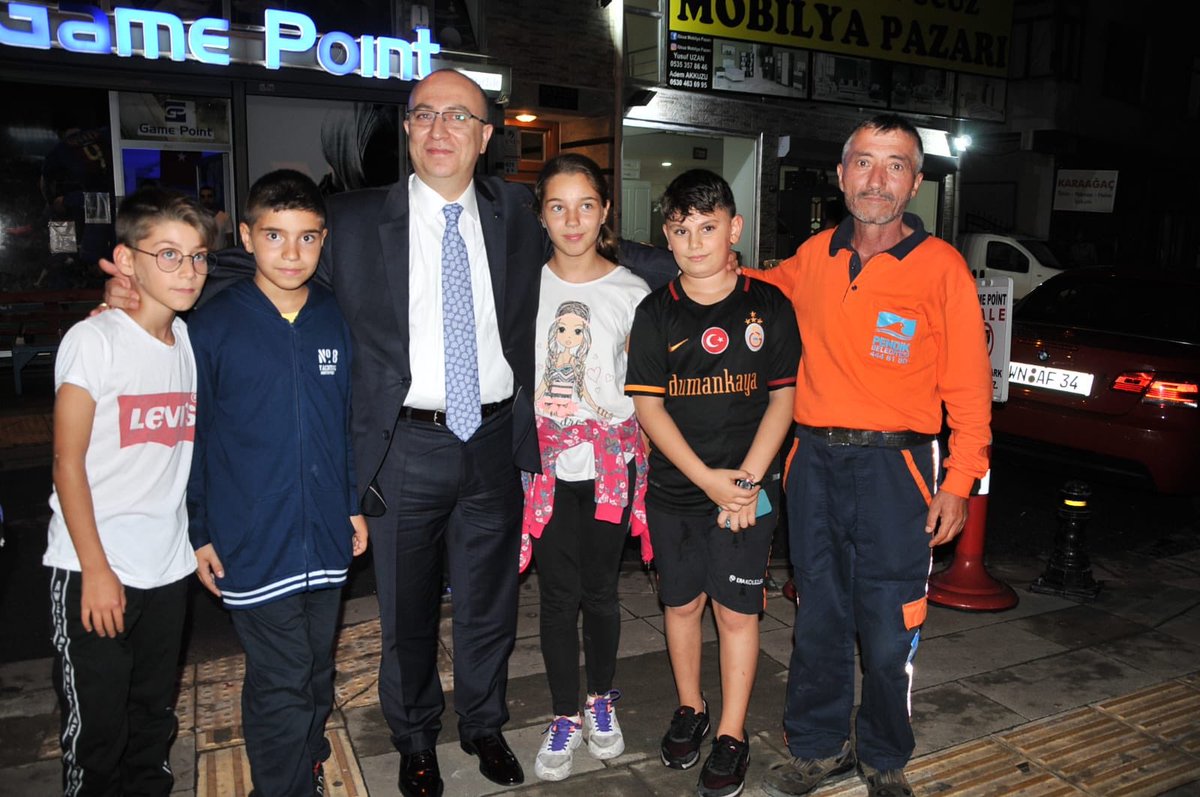 UlviYonter's tweet photo. “Beden ölür, çürür, cana bakın siz. 
Kim kiminle yürür, ona bakın siz. 
Bırakın dönsün dönme dolaplar, 
Haktan-hakikatten yana bakın siz.”
Allah haktan-hakikatten ayırmasın. Fırıl fırıl dönenlerden eylemesin. Cuma’mız mübarek; ülkülerimiz, ülkemiz, ilkelerimiz payidar olsun... https://t.co/i0YC8z7nim
