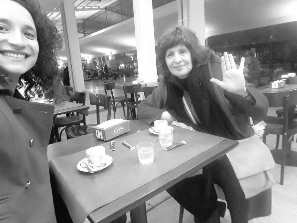 Anitaclarita's tweet photo. Hola @ahatum 😉 mirá qué café nocturno soñado ligué. Lujo un mano a mano 2am con @bovoanamaria "No puedo escribir nada que no se me presente a los ojos"
#Escribidora en la previa de #SNLee @FranBuchara @VickyCerrano https://t.co/svaVhdOGTk