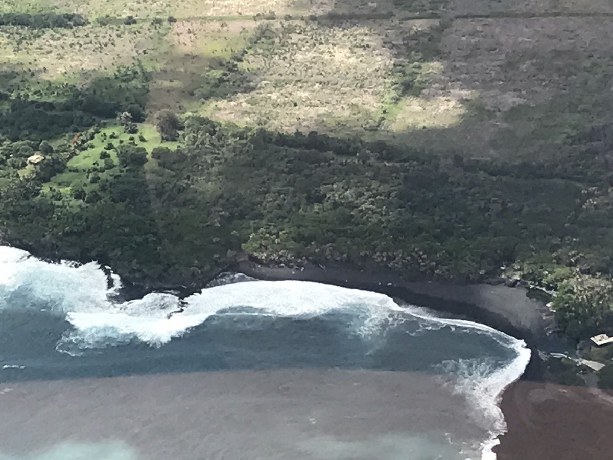 catalinajimfer's tweet photo. En Kona (Hawaii) no solo está el campeonato mundial de #IronMan; hay volcanes, acantilados y playas negras... vistos desde un helicóptero @vjaravera https://t.co/c9CtUlZTkU