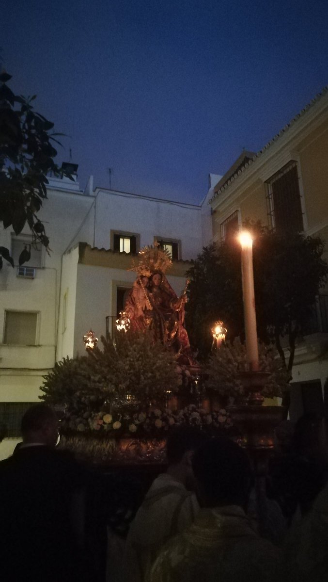 [#GloriasNS]
La Virgen del Rosario de @HdadHumeros en la plaza de Rull
#TDSCofrade 
📸 @javireguera1