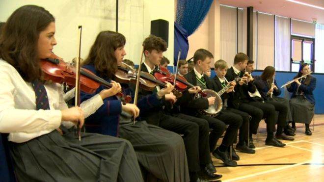BBCNewsNI's tweet photo. More than 60,000 pupils in Northern Ireland take part in shared education projects https://t.co/bR3Ws1GCdU https://t.co/fxSwDQubwA
