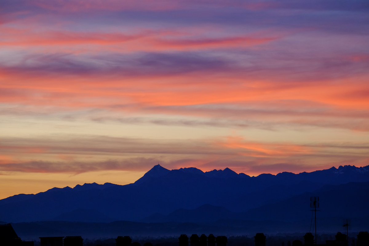 Meteo_Pyrenees's tweet photo. 🙌🔥Pic à Pic ce matin #pau #picdumidi #picdumididossau #pyreneesatlantiques #hautespyrenees #pyrenees https://t.co/V0UcWTvLDx