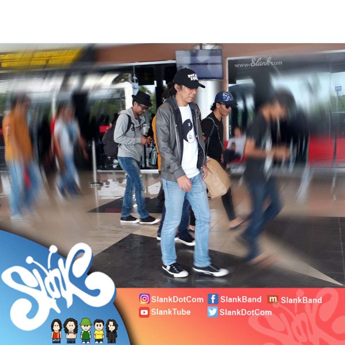 slankdotcom's tweet photo. Slank baru aja tiba di Sumatera Selatan untuk #ngeSlankRameRame di Lapangan Perjuangan - Betung, Banyuasin BESOK MALAM.

Konser untuk 18+ jadi siapkan kartu identitas untuk diperlihatkan di pintu masuk. https://t.co/5lEdt1Fb5S