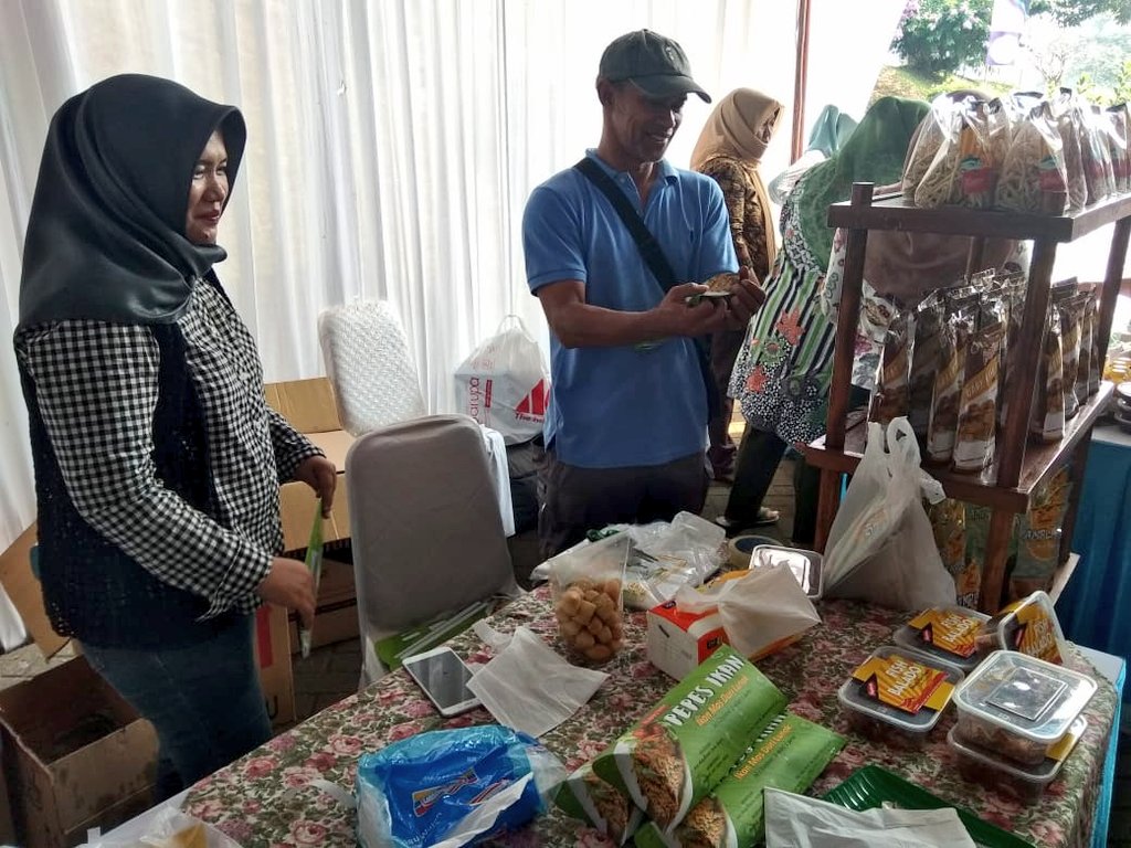 bbp3kp's tweet photo. Suasana bazar produk perikanan di acara Bursa dan Kontes Ikan Hias, di Raiser Ikan Hias Cibinong hari ini. Yukk merapat untuj belanja dan kuliner berbagai olahan hasil perikanan, dijamin sehat dan harganya hemat di kantong. @Ditjen_PDSPKP @RifkyHardijanto https://t.co/FYf2BnxMFL