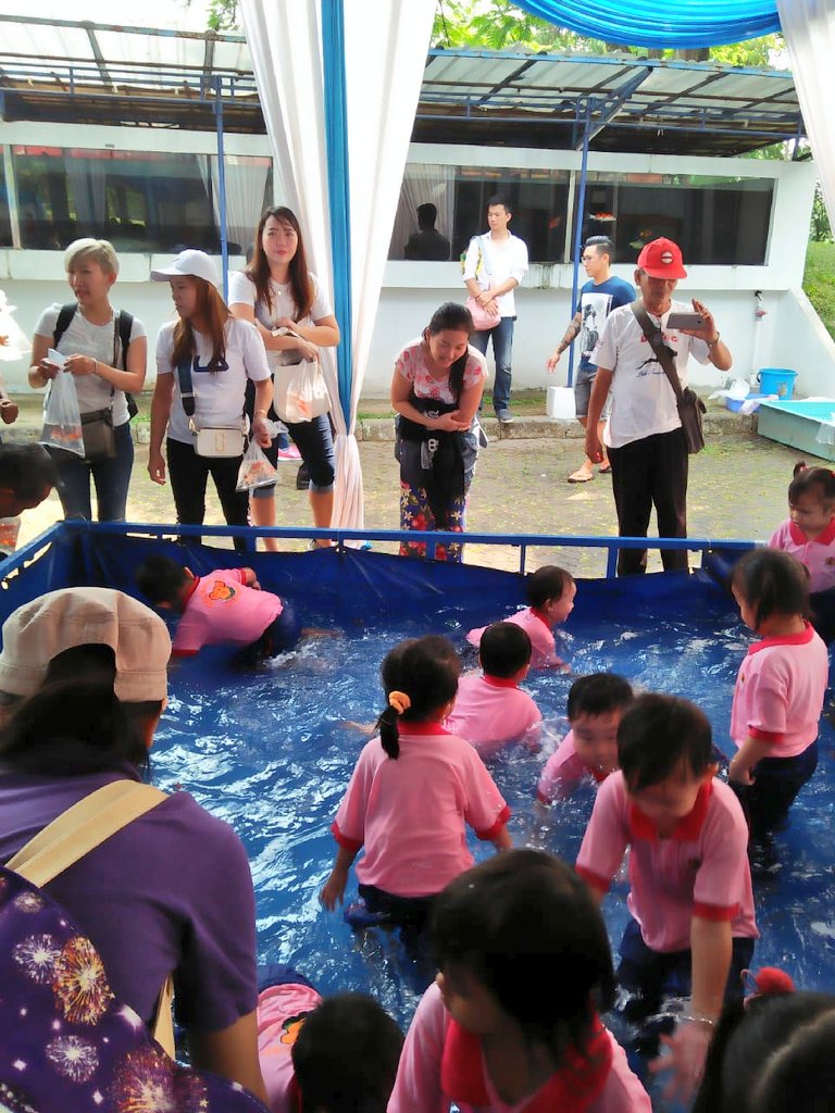 bbp3kp's tweet photo. #sobatbalbes lihat nih aksi adik-adik TK Eka Wijaya, Cibinong di arena mandi ikan pada acara Bursa &amp; Kontes Ikan Hias, Satker @bbp2hp Cibinong. Ayo tangkap ikannya!!! (12/10). @Ditjen_PDSPKP @RifkyHardijanto https://t.co/MMBUJZUoW7