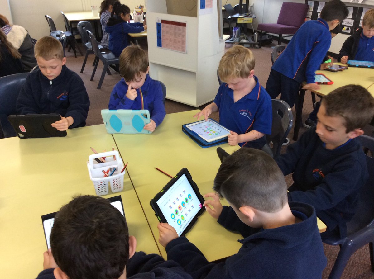 PhillipsSenora's tweet photo. Grade 1 Spanish started off term 4 with highly engaged students playing @rockalingua FRUTAS games online! #Spanish #grade1 #DigitalLearning @AitkenCreekPS https://t.co/daqqm4GBPF