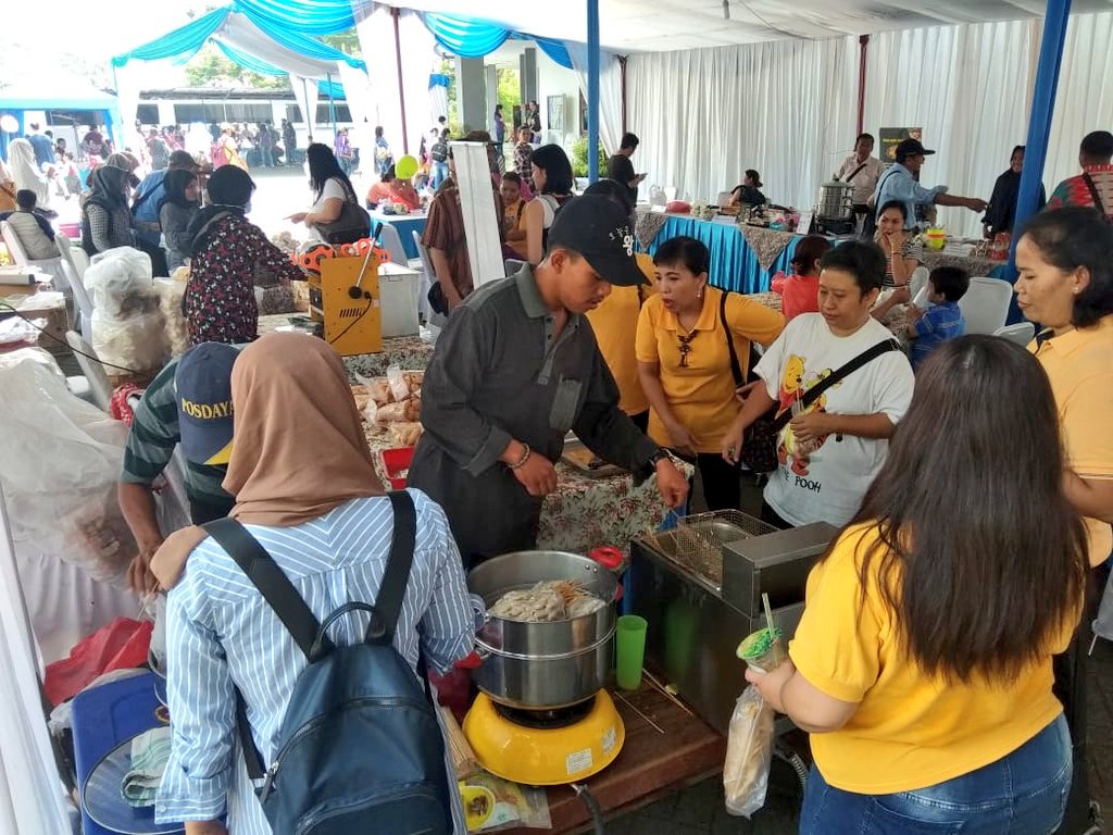 bbp3kp's tweet photo. Suasana bazar produk perikanan di acara Bursa dan Kontes Ikan Hias, di Raiser Ikan Hias Cibinong hari ini. Yukk merapat untuj belanja dan kuliner berbagai olahan hasil perikanan, dijamin sehat dan harganya hemat di kantong. @Ditjen_PDSPKP @RifkyHardijanto https://t.co/FYf2BnxMFL