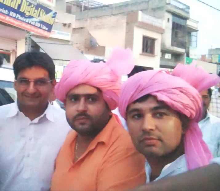AmitBoo57533126's tweet photo. मेरे गांव हाट से बधाना आकर रह रहे मेरे परिवार के मेरे पिता समान बुजुर्गों ने और मेरे भाइयों ने जो मान-सम्मान मुझे और रोहतक सांसद भाई चौधरी दीपेंद्र सिंह हुड्डा जी को दिया !मैं उसका आभारी रहूंगा!आपका भाई अमित बूरा 
@FanSattu 
@DeependerSHooda https://t.co/68zyxEZ6mt