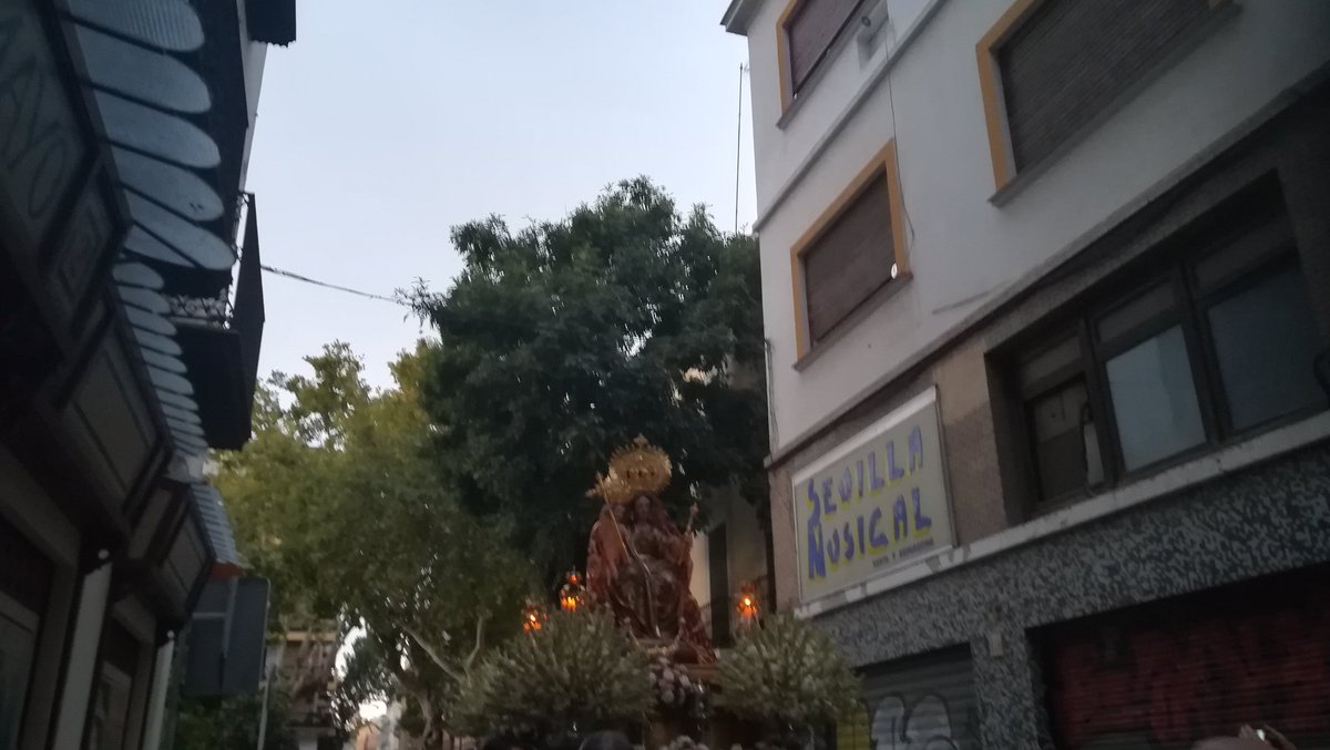[#GloriasNS]
La Virgen del Rosario de @HdadHumeros se va acercando al convento de Santa Rosalía.
#TDSCofrade 
📸 @javireguera1