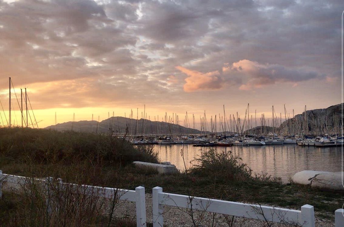 laurence0501's tweet image. Le soleil se lève au Frioul. Deuxième jour de #code4marseille le site est presque prêt, le job dating se prépare, la cérémonie de démo egalement.