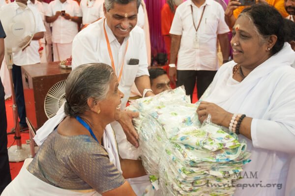Amritanandamayi's tweet photo. When we give the heart a prominent place in our lives, humbleness and a spirit of compromise develops within us. Our humbleness and large-heartedness are the foundation of our upward progress.  - #Amma https://t.co/JPXISt2Nhq