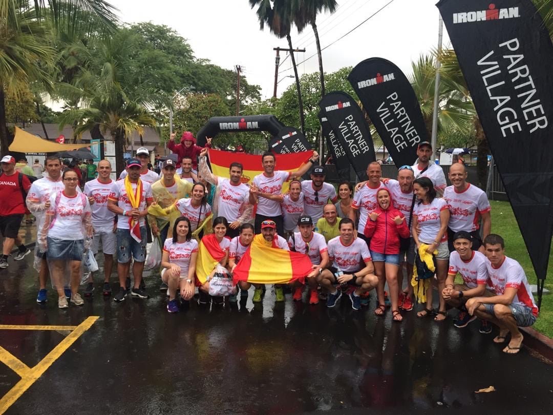 catalinajimfer's tweet photo. Orgullosos de representar a España en el desfile de las naciones #IMKona2018 @IRONMANtri #IMHawaii @vjaravera https://t.co/lWzFLc4r5k