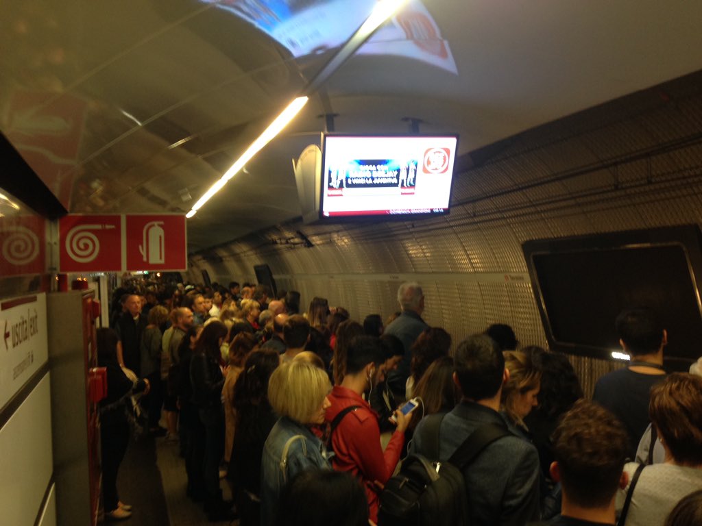 BarabbasPaolo's tweet photo. Buongiorno Roma! #Buongiorno #Roma #Termini #sciopero #lavoro #workingclassboy #workingclass #stazione #metroA #delirio #sardine #spingi #vottavotta #traumimetropolitani #MetropolitanaRoma #finalmenteWeekEnd https://t.co/KnyX7CaxTE