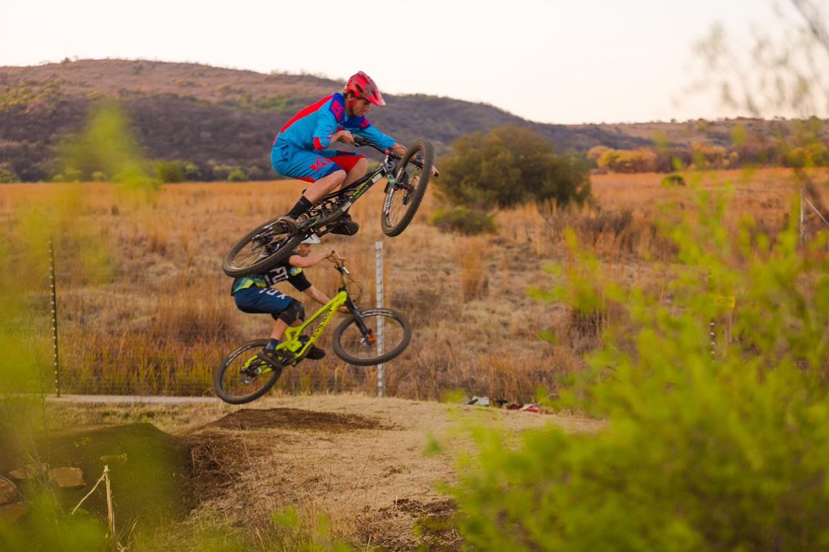 #FreerideFriday ?
•
Everyday is free to ride that's for sure.
This was an epic day out #building and #riding the good stuff.
•
📷 @captainamericamtb •
•
•
#buildityourself
#jumpsuit #ride #tabesforthebabes #friyay #outdoors #live