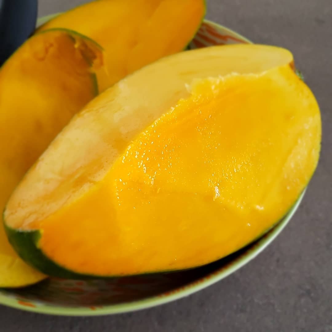 ghanaianfoodnet's tweet photo. #Mangoes. Do you know we can cook or pickle the unripe skin of mangoes for chutney or salad? Also we can dry the seed for #mangopowder which is highly nutritious and known for helping weight-loss.
A great Ghanaian #nofoodwaste fruit 👌😋. Thanks for sharing @ccpean
#0wasteghfood https://t.co/eIZMfil9TC