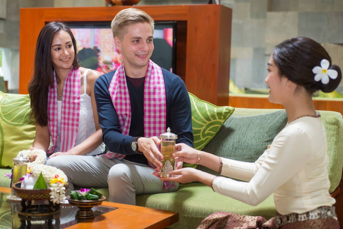 boreiangkor's tweet photo. Enjoy a refreshing welcome drink "Sleuk Teuy" with a tasty traditional Cambodian cake “Num Sleuk Sros” upon your arrival at Borei Angkor Resort &amp; Spa—the finest Cambodian hospitality. 
#boreiangkor #cambodianhospitality #siemreaphotel #siemreap https://t.co/gNeDfcgXgR