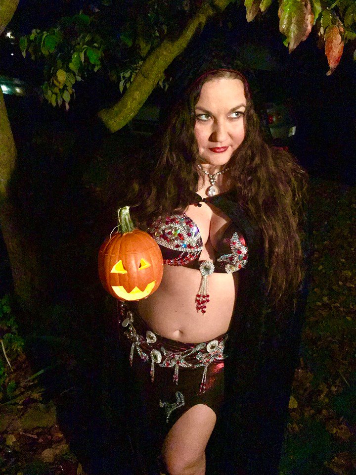 BellydanceFire's tweet photo. Can #Halloween just get here already?! #bellydancer #witchy #goth #jackolantern https://t.co/v0uCs4DggD