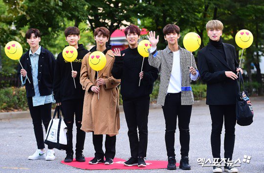 [#스누퍼 기사][엑's HD포토] 스누퍼 '달달한 하트 풍선'
▷entertain.naver.com/read?oid=311&a…

#SNUPER #내눈에는니가
#KBS #뮤직뱅크 #컴백 #뮤뱅 #출근길
#하트 #풍선 #하트풍선 #여의도 #포토타임