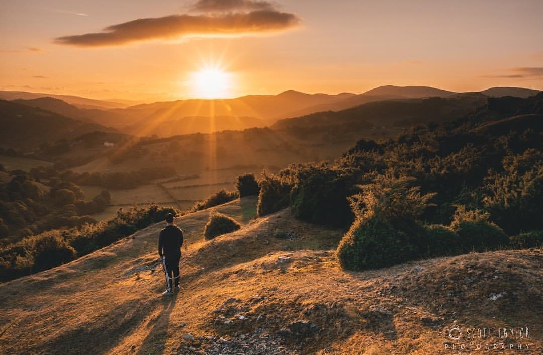 🌄 Hunan lun a machlud haul ger Castell Dinas Bran | Selfie and sunset at Dinas Bran Castle 📸 image by instagram.com/scotttphotogra… #FindYourEpic #DiscoverDenbighshire #NorthEastWales