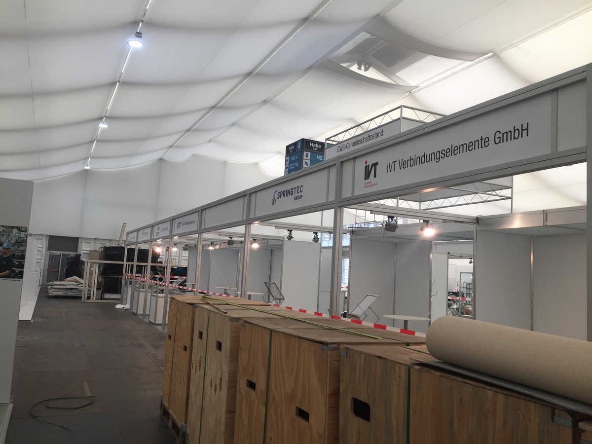 GWS_MK's tweet photo. Die Vorbereitungen für die @izb2018 laufen auf Hochtouren. Vor Ort wird intensiv am Aufbau unseres GWS-Gemeinschaftsstandes gearbeitet...mit 18 Ausstellern aus #SWF sind wir übrigens einer der größten Messestände in #Wolfsburg überhaupt! #hotset #BAT #Springtec #ivt #PrinzMayweg https://t.co/q6tN4hTCma